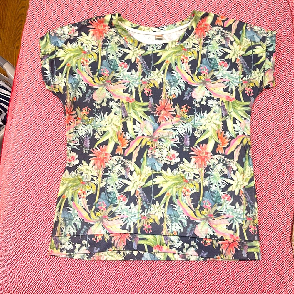 Funky floral tee